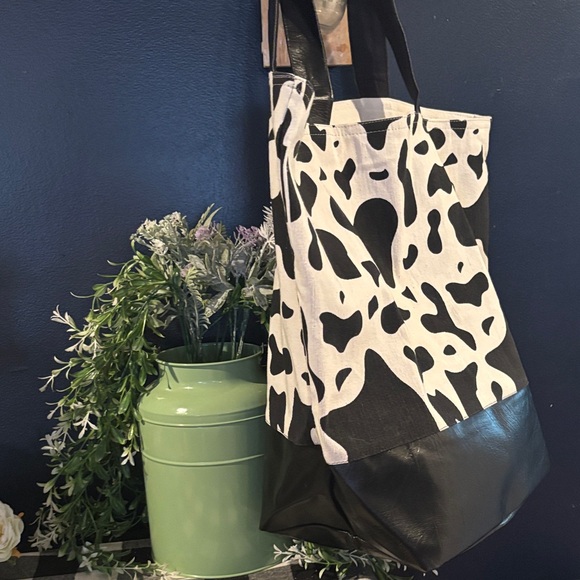 Stylish Black and White Tote Bag - Picture 4 of 5